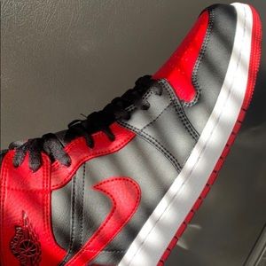 Air Jordan 1 mid (banned) bred size 9.5